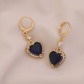 Elegante goldene Herzohrringe mit tiefblauen Edelsteinen und funkelndem Kristallkranz - Königsblau