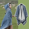 Châle tricoté bleu à motifs ethniques et étoiles, présenté sur mannequin et à plat - Couleur 17