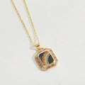 Detalle del collar de arcoíris dorado con colgante rectangular y gemas rosadas - Rectángulo Arcoíris (Negro)