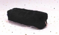 Vue détaillée d'une trousse en peluche noire en fausse fourrure avec fermeture éclair - Noir