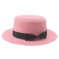 Gros plan sur un chapeau de paille rose avec un nœud en ruban gros-grain noir - Rose
