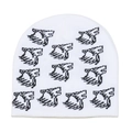 Dettaglio ravvicinato del berretto in maglia bianca con motivo jacquard a lettere nere - M (56-58cm) / Bianco