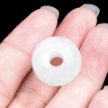 Weiße natürliche Achatperle mit 5mm großem Loch, in der Hand zur Größenansicht gezeigt - Weißer Kristall (18mm Loch 5mm)