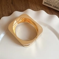 Elegante bracciale rigido quadrato in metallo dorato con cerniera laterale su piatto bianco - Oro-Quadrato Lucido (43#HB3099)