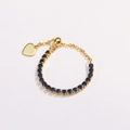 Dettaglio dell'anello a catena dorata regolabile con zirconi blu e ciondolo a cuore - Aperto Regolabile / Zircone Blu Scuro - Oro