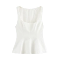 Witte mouwloze top met vierkante hals en geplooide taille op een effen witte achtergrond - Wit