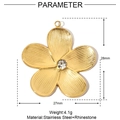 Detalle del colgante de flor de acero dorado de 27x28mm con un cristal central brillante - YE537-Cinco Pétalos Cepillado