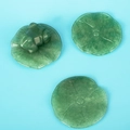 Detaillierte Draufsicht eines grünen Jade-Frosches auf einem geschnitzten Lotusblatt - Lotusblatt-Stil / Groß / Grün