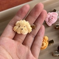Detalle de la pinza para el pelo con forma de perrito y base de metal resistente - Bichón frisé