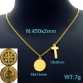 Vergulde titaniumstalen ketting met Sint-Benedictus-medaille en kruishanger op mannequin - Gouden St. Benedictus Medaille & Kruis (KN226472-Z)