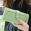 Cartera larga minimalista de cuero suave verde claro con cierre de hebilla y solapa - Verde fruta