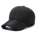 Gorra de béisbol de invierno para hombre en negro con acolchado y orejeras - Etiqueta K Negro