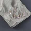 Detalle de colgantes de gota bañados en oro de 18k con piedras de circonita violeta - Estilo Gota de Agua Violeta (M108905)