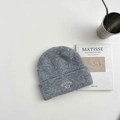 Dettaglio del berretto in lana grigia con ricamo BOSTON 23 e morbida trama a maglia - 3-8 Anni / Grigio