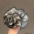 Großes Scrunchie im Retro-Ink-Stil aus cremefarbenem Stoff mit schwarzen Wellenkanten - Chinesischer Tintendruck