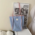 Bolso tote de lona a cuadros azules y blancos con borde rosa y detalle de logo - Cuadros Azules