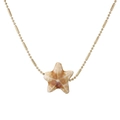 Detail van een keramische zeester hanger met gouden kralenketting op witte achtergrond - Oker Zeester / Goud+Oker