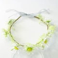 Detalle de diadema floral para novia con margaritas blancas, bayas y lazo azul claro - HH123-1 Margarita Blanca