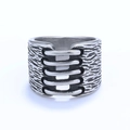 Anello largo in acciaio inossidabile stile vintage industriale con texture e ritagli graduati - US 7 / Argento Acciaio (02503)