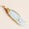 Dettaglio di un ciondolo in opalite esagonale fatto a mano con filo d'oro intrecciato - Opalite