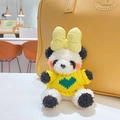 Porte-clés panda en peluche avec pull en tricot jaune et cœur vert sur un sac - Jaune