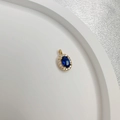 Vista dettagliata del ciondolo ovale con gemma blu, placcatura in oro e piccoli cristalli - Tipo B: Ovale Oro Zircone Blu