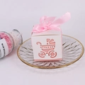 Weiße lasergeschnittene Kinderwagen-Zuckerdose mit rosa Schleife für Babypartys - 6*6*6cm / Kinderwagen-Box / Rosa