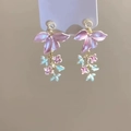 Detailansicht der Emaille-Blumenohrringe in Blau und Rosa mit Vergoldung und Strasssteinen - 20# Silbernadel - Gold, Rosa & Blau
