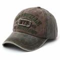 Dettaglio del cappello da baseball in denim lavato con ricamo vintage e cinturino - Regolabile / caffè