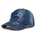 Dettaglio del ricamo Angel Story e motivo a cuore su cappellino da baseball in denim blu - Regolabile / Blu Navy-Ricamo Blu
