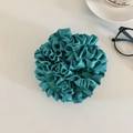 Vista dettagliata di un morbido elastico in raso plissettato ciano su sfondo bianco - Scrunchie in Satén a Fiori Verde Retrò