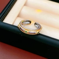 Dettaglio ravvicinato dell'anello ovale vintage con pietre verdi in scatola nera - Stile Vintage Bicolore Aperto / Oro/Argento
