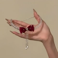 Elegantes mehrlagiges Perlen-Choker mit tiefroter Schleife und funkelnden Kristallquasten - Roter Schleifen-Stil / Silber-Rot