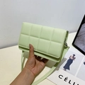 Bolso bandolera cuadrado acolchado verde menta con patrón de punto de cruz y cuero - verde claro