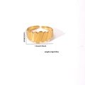 Detalle de anillo de acero de titanio dorado con textura ondulada y dimensiones - Dorado Texturizado Ondulado
