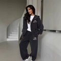 Tuta grigio scuro con felpa con cappuccio e zip e pantaloni sportivi con ricamo - S / Grigio