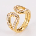 Detalle de anillo dorado en forma de doble U con piedras de circón rectangulares - Talla 6 / Dorado