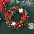 Corona navideña con piñas, bolas rojas, naranja y lazo con texto de Merry Christmas - Sin Luces / 30cm / Rojo