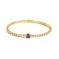 Dettaglio di un bracciale tennis dorato con uno zircone centrale di colore viola vivace - Base Oro Zircone Viola
