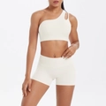Detailansicht des cremeweißen One-Shoulder Sport-BHs und der Yoga-Shorts mit hohem Bund - S / Oberteil Und Unterteil / Helles Elfenbein