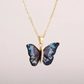 Details des blauen Schmetterlingsanhängers mit goldenem Glitzer und Zirkoniasteinen - Goldkette-Fantasie Blau