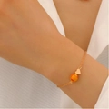 Bracelet doré tennis avec pendentif cœur et perle de tennis sur poignet mannequin - Bracelet de Baseball