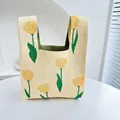 Schicke gestrickte Tulpentasche in Cremegelb mit floralem Muster für Damen - Tulpe