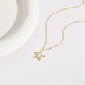Vue détaillée d'un collier plaqué or 14K avec un pendentif étoile évidé en nacre blanche - Style Étoile (XL2124-1)