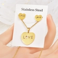 Detalle del conjunto de collar y pendientes de acero inoxidable dorado con diseño LOVE - Corazón LOVE Calado (TT-078)