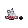 Spilla smaltata con gatto bianco che regge un cuore rosa con chiusura a farfalla nera - Gatto Bianco Con Banner (CZ1293—1)