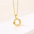 18K vergulde ketting met ronde strass hanger en hartmotief op witte stoffen achtergrond - Goud