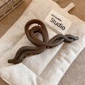 Pince à cheveux mate marron foncé au design ondulé sur un sac en toile crème - Pince à Cheveux Vague Mate (79#) / Marron