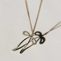 Collana con fiocco dorato con diamanti e pendente a frangia su catena a serpente - Stile G Collana con Fiocco e Nappine Oro