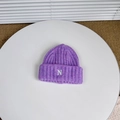 Detalle del gorro de punto morado que muestra la textura de lana y el bordado de letra N - 3-8 Años / Morado